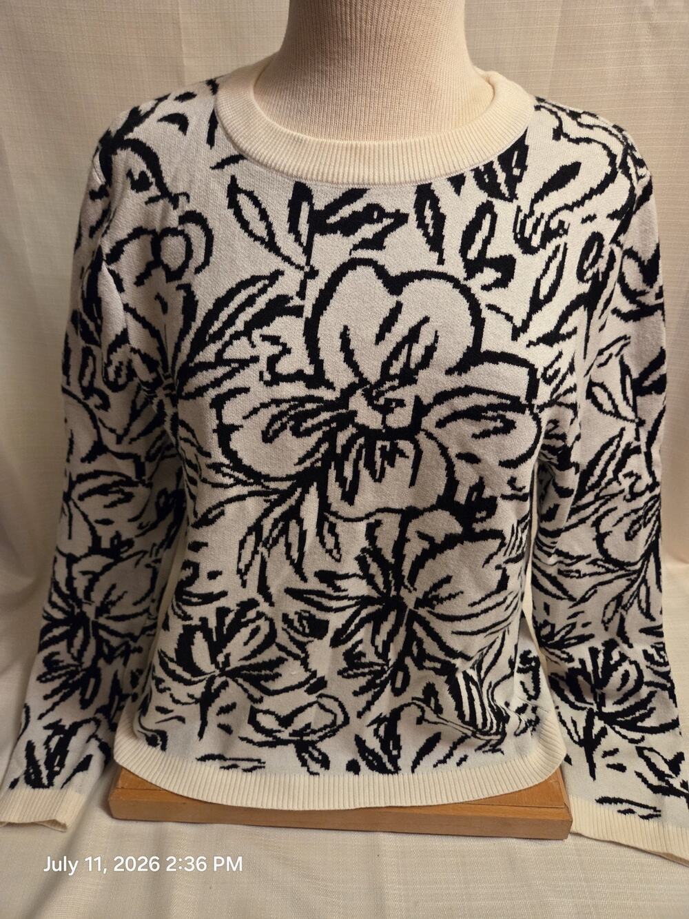 Tahari Women's XL White/Black Floral Knit Crew Neck Pullover Sweater Long Sleeve